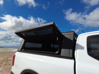 Hardtop Contour noir/ lisse sans fenêtre latérale pour Ford Ranger 2012-2022 Extra-Cab Alu-Cab