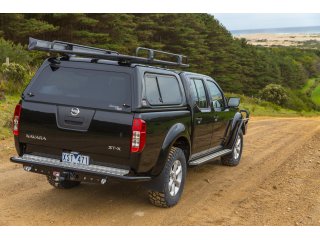 Hard top ARB Classic Smooth avec vitres latérales coulissantes pour Nissan Navara D40 Double Cab 2005-2015