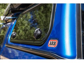 Hard top ARB Classic Plus Smooth avec vitres latérales relevables pour Mitsubishi L200 Double Cab 2015-2023