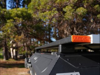 Paire barres de toit transversales 1450mm Alu-Cab - capuchons oranges