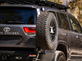 Porte roue de secours droit Kaymar Toyota pour Land Cruiser 300