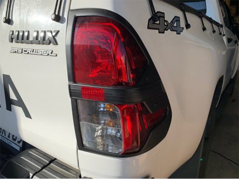 PROTECTION FEUX AR NOIR HILUX REVO