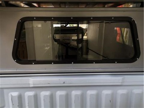 Fenêtre coulissante a l'avant pour hardtop Explorer Alu-Cab