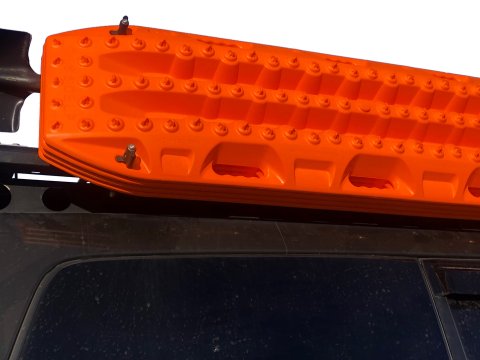 Support incliné de Maxtrax sur galerie - comprend aussi support de pelle
