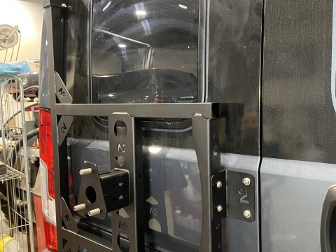 Porte roue de secours en inox sur porte arrière gauche Fiat Ducato Campeo N4-Offroad