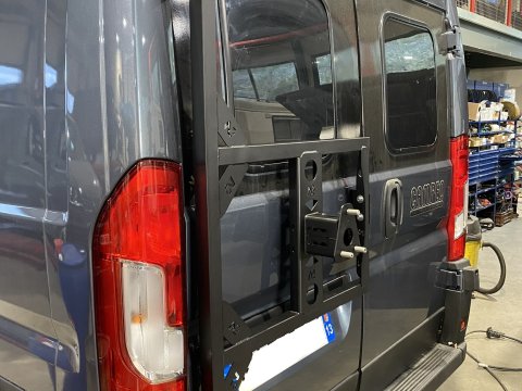 Porte roue de secours en inox sur porte arrière gauche Fiat Ducato Campeo N4-Offroad