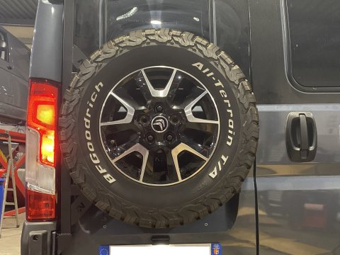 Porte roue de secours en inox sur porte arrière gauche Fiat Ducato-Campeo N4-Offroad