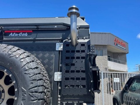 Plaque support d'accessoire Molle à droite pour cheminée pour hardtop camper avec Alu-Cab