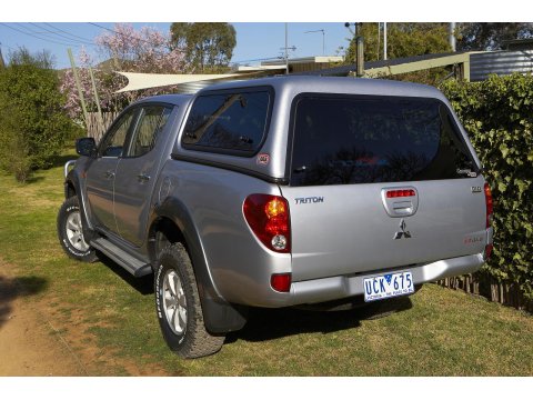 Hard top ARB Classic Smooth avec vitres latérales relevables pour Mitsubishi L200 Double Cab 2009-2015