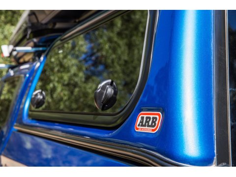Hard top ARB Classic Plus Smooth avec vitres latérales relevables pour Mitsubishi L200 Double Cab 2015-2023