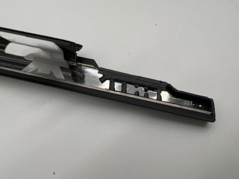 Lèche vitre extérieur noir porte arrière gauche HDJ80