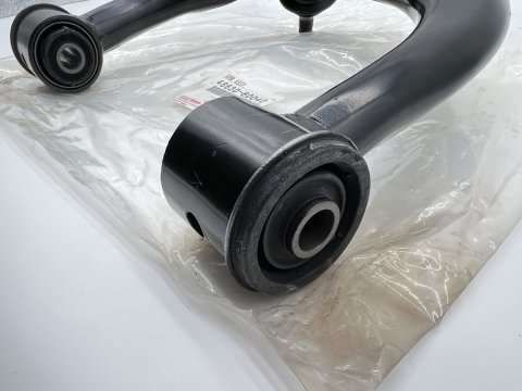 Triangle de suspension supérieur avant gauche Land Cruiser KDJ12 KDJ15