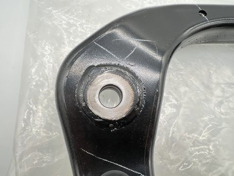 Triangle de suspension supérieur avant droit Land Cruiser KZJ9 KDJ9