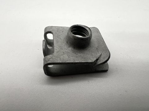 Clip insert métallique