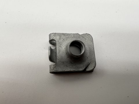Clip insert métallique