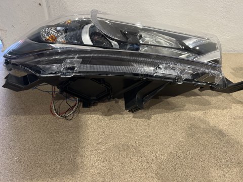 Paire optiques avant à leds Toyota Hilux Revo 2016-2018 - en remplacement des optiques à ampoules d'origine