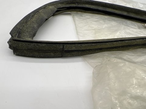 Joint de déflecteur triangulaire vitre avant BJ4