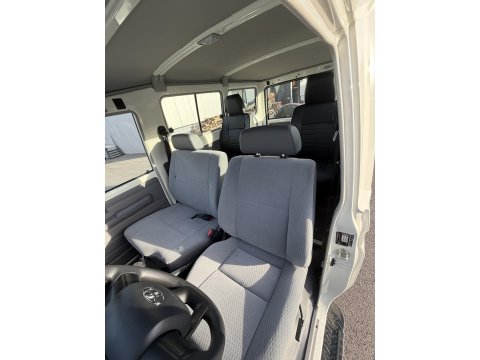 TOYOTA GRJ78 BVM BLANC INTERIEUR GRIS