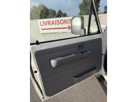 TOYOTA GRJ78 BVM BLANC INTERIEUR GRIS
