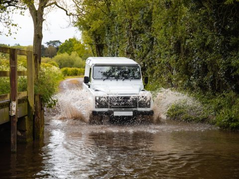 Kit intégration de toit Lazer Land Rover Defender (<2016) - Supports 67mm Linear-48 / Triple-R 28