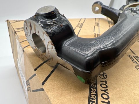 Fusée pivot avant gauche Hilux Revo