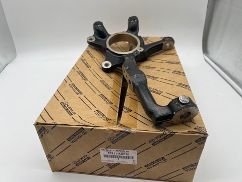Fusée pivot avant droite Hilux Revo