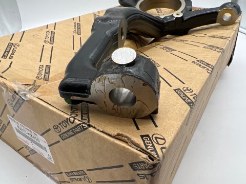 Fusée pivot avant droite Hilux Revo