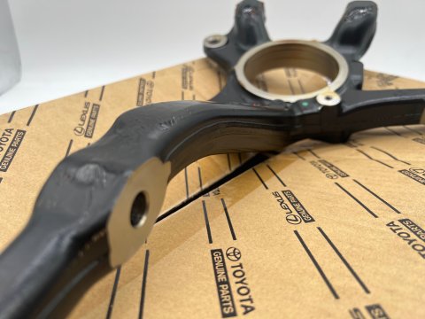 Fusée pivot avant droite Hilux Revo