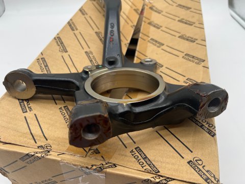Fusée pivot avant droite Hilux Revo