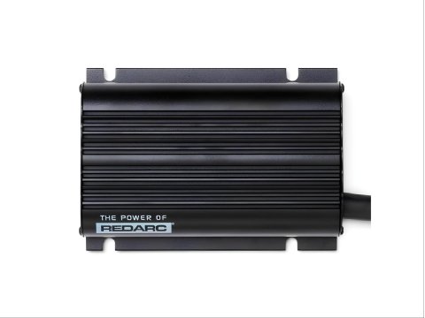 Chargeur de batterie auxiliaire Redarc DC DC 12 V 12 A pour véhicule avec remorque équipé