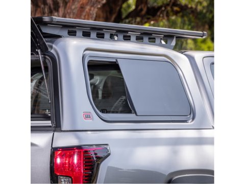 Hard top ARB Classic avec vitres latérales coulissantes pour Toyota Hilux Double Cabine 2026+