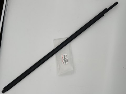 Moulure lèche vitre extérieur porte avant gauche KDJ120 KDJ125