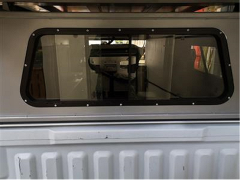 Fenêtre coulissante a l'avant pour hardtop Explorer Alu-Cab