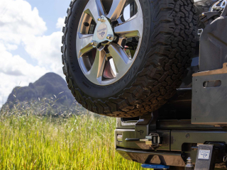 Porte roue de secours gauche Kaymar Toyota Land Cruiser 300